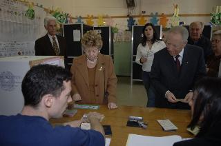 Elezioni politiche: il Presidente della Repubblica Carlo Azeglio Ciampi e la moglie Franca al seggio elettorale
