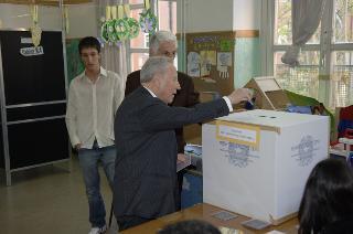 Elezioni politiche: il Presidente della Repubblica Carlo Azeglio Ciampi e la moglie Franca al seggio elettorale