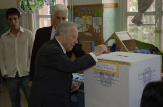 Elezioni politiche: il Presidente della Repubblica Carlo Azeglio Ciampi e la moglie Franca al seggio elettorale