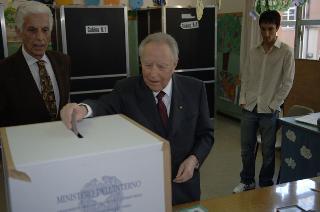 Elezioni politiche: il Presidente della Repubblica Carlo Azeglio Ciampi e la moglie Franca al seggio elettorale