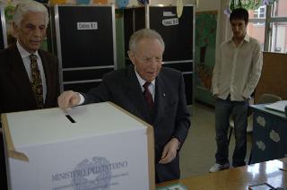 Elezioni politiche: il Presidente della Repubblica Carlo Azeglio Ciampi e la moglie Franca al seggio elettorale