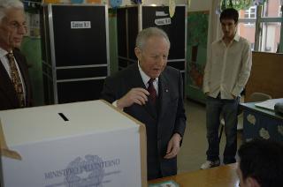 Elezioni politiche: il Presidente della Repubblica Carlo Azeglio Ciampi e la moglie Franca al seggio elettorale