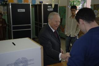 Elezioni politiche: il Presidente della Repubblica Carlo Azeglio Ciampi e la moglie Franca al seggio elettorale