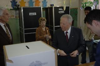 Elezioni politiche: il Presidente della Repubblica Carlo Azeglio Ciampi e la moglie Franca al seggio elettorale