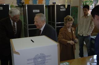 Elezioni politiche: il Presidente della Repubblica Carlo Azeglio Ciampi e la moglie Franca al seggio elettorale