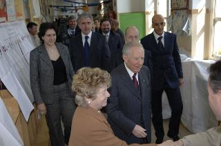 Elezioni politiche: il Presidente della Repubblica Carlo Azeglio Ciampi e la moglie Franca al seggio elettorale