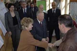 Elezioni politiche: il Presidente della Repubblica Carlo Azeglio Ciampi e la moglie Franca al seggio elettorale