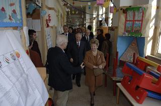 Elezioni politiche: il Presidente della Repubblica Carlo Azeglio Ciampi e la moglie Franca al seggio elettorale