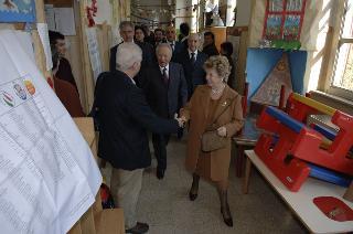 Elezioni politiche: il Presidente della Repubblica Carlo Azeglio Ciampi e la moglie Franca al seggio elettorale