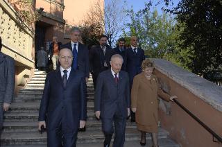 Elezioni politiche: il Presidente della Repubblica Carlo Azeglio Ciampi e la moglie Franca al seggio elettorale
