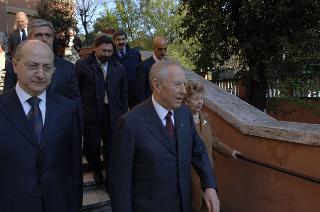 Elezioni politiche: il Presidente della Repubblica Carlo Azeglio Ciampi e la moglie Franca al seggio elettorale