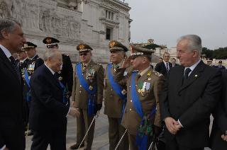 Deposizione di una corona d'alloro da parte del Presidente della Repubblica all'Altare della Patria in occasione del 61° anniversario della Liberazione