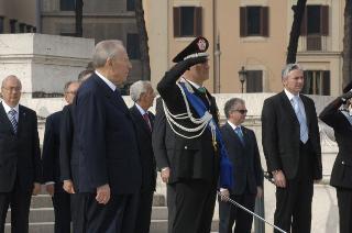 Deposizione di una corona d'alloro da parte del Presidente della Repubblica all'Altare della Patria in occasione del 61° anniversario della Liberazione