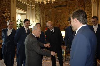 Il Presidente della Repubblica, Carlo Azeglio Ciampi, saluta i commessi di anticamera