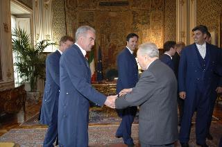 Il Presidente della Repubblica, Carlo Azeglio Ciampi, saluta i commessi di anticamera