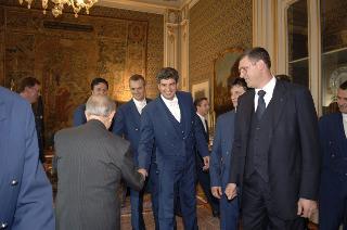 Il Presidente della Repubblica, Carlo Azeglio Ciampi, saluta i commessi di anticamera