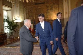 Il Presidente della Repubblica, Carlo Azeglio Ciampi, saluta i commessi di anticamera