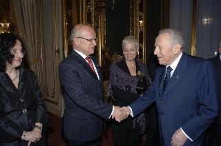 Il Presidente della Repubblica, al termine del settennato, cena con il Segretario generale ed i più stretti collaboratori