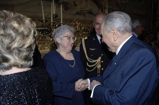 Il Presidente della Repubblica, al termine del settennato, cena con il Segretario generale ed i più stretti collaboratori