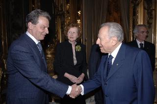 Il Presidente della Repubblica, al termine del settennato, cena con il Segretario generale ed i più stretti collaboratori