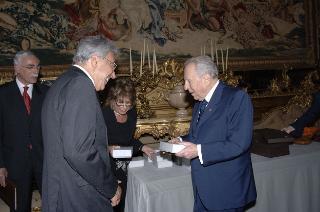 Il Presidente della Repubblica, al termine del settennato, cena con il Segretario generale ed i più stretti collaboratori