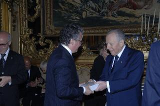 Il Presidente della Repubblica, al termine del settennato, cena con il Segretario generale ed i più stretti collaboratori