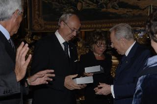 Il Presidente della Repubblica, al termine del settennato, cena con il Segretario generale ed i più stretti collaboratori