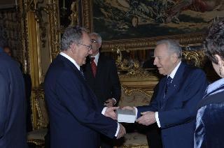 Il Presidente della Repubblica, al termine del settennato, cena con il Segretario generale ed i più stretti collaboratori