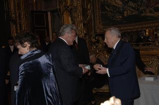 Il Presidente della Repubblica, al termine del settennato, cena con il Segretario generale ed i più stretti collaboratori