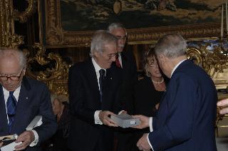 Il Presidente della Repubblica, al termine del settennato, cena con il Segretario generale ed i più stretti collaboratori