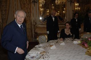 Il Presidente della Repubblica, al termine del settennato, cena con il Segretario generale ed i più stretti collaboratori