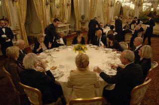 Il Presidente della Repubblica, al termine del settennato, cena con il Segretario generale ed i più stretti collaboratori
