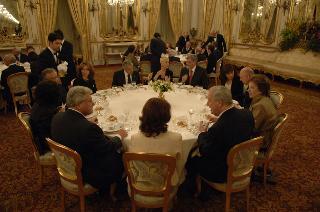 Il Presidente della Repubblica, al termine del settennato, cena con il Segretario generale ed i più stretti collaboratori