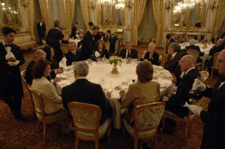 Il Presidente della Repubblica, al termine del settennato, cena con il Segretario generale ed i più stretti collaboratori