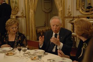 Il Presidente della Repubblica, al termine del settennato, cena con il Segretario generale ed i più stretti collaboratori