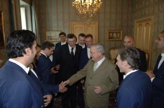 Il Segretario generale della Presidenza della Repubblica Italiana, Gaetano Gifuni, saluta gli staffieri del Quirinale