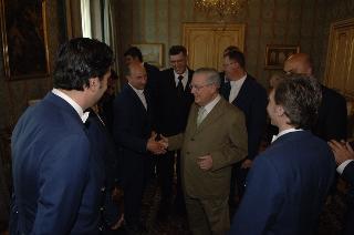 Il Segretario generale della Presidenza della Repubblica Italiana, Gaetano Gifuni, saluta gli staffieri del Quirinale