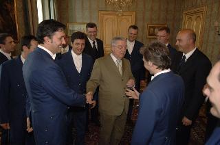 Il Segretario generale della Presidenza della Repubblica Italiana, Gaetano Gifuni, saluta gli staffieri del Quirinale