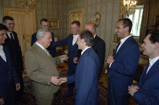 Il Segretario generale della Presidenza della Repubblica Italiana, Gaetano Gifuni, saluta gli staffieri del Quirinale
