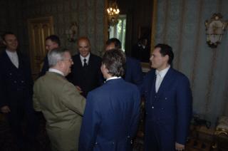 Il Segretario generale della Presidenza della Repubblica Italiana, Gaetano Gifuni, saluta gli staffieri del Quirinale