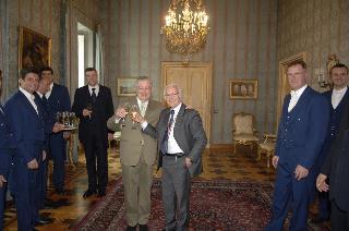 Il Segretario generale della Presidenza della Repubblica Italiana, Gaetano Gifuni, saluta gli staffieri del Quirinale