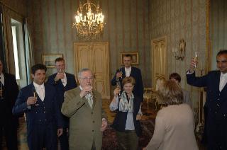 Il Segretario generale della Presidenza della Repubblica Italiana, Gaetano Gifuni, saluta gli staffieri del Quirinale