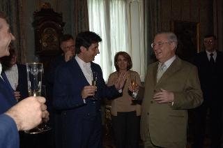 Il Segretario generale della Presidenza della Repubblica Italiana, Gaetano Gifuni, saluta gli staffieri del Quirinale