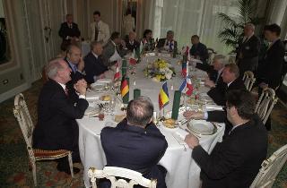 Incontro con i partecipanti all'VIII Incontro dei Capi di Stato dell'Europa Centrale (Verbania e Stresa, 8-9 giugno 2001)
