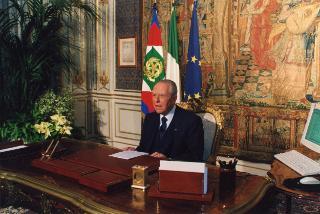 Il Presidente della Repubblica Carlo Azeglio Ciampi nel suo studio al Quirinale