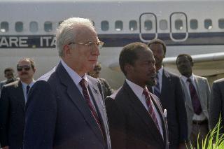 Il Presidente della Repubblica Francesco Cossiga durate il suo viaggio in Africa. Mozambico (5-10 febbraio 1989)