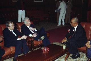 Il Presidente della Repubblica Francesco Cossiga durate il suo viaggio in Africa. Mogadisco, (5 - 10 febbraio 1989)