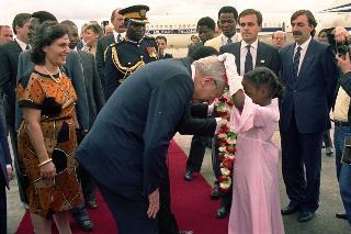 Il Presidente della Repubblica Francesco Cossiga durate il suo viaggio in Africa. Zimbawe (5 - 10 febbraio 1989)