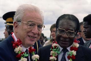 Il Presidente della Repubblica Francesco Cossiga durate il suo viaggio in Africa. Zimbawe (5 - 10 febbraio 1989)