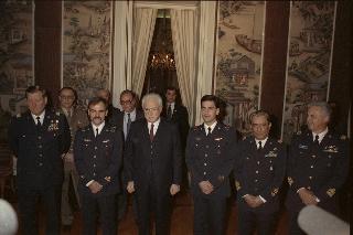 Il Presidente della Repubblica Francesco Cossiga riceve in udienza  gli Ufficiali dell'Aeronautica Militare rientrati dal Golfo Persico Gianmarco Bellini e Gianluca Cocciolone